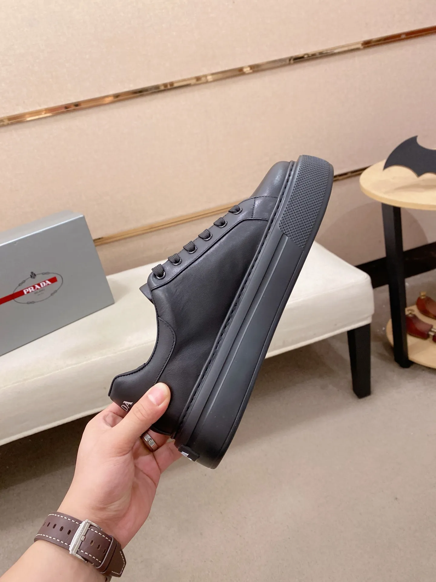 Men's shoes 💰 580💰 ✔️✔️✔️High version High-quality new PRADA (Prada) counters are launched simultaneously, new men's shoes, 😘fabrics are selected from first-layer cowhide fabrics. Lining: Imported cowhide leather lining. 👍🏿High-end☄️Open-molded non-slip rubber outsole, exquisite lines, simple and elegant, comfortable and high-end for leisure travel. Code number: 38 to 45